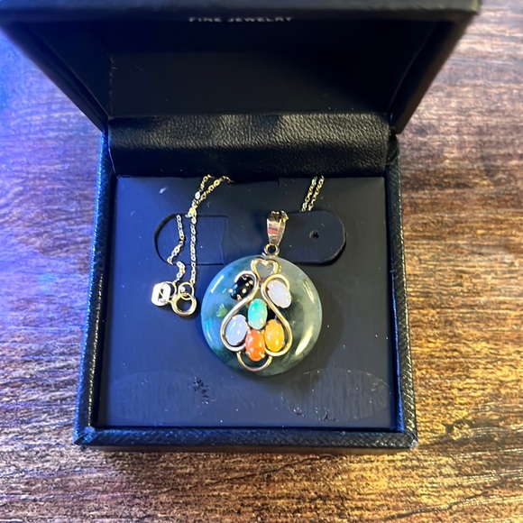 Jade pendant in 14kt gold chain - Picture 1 of 1